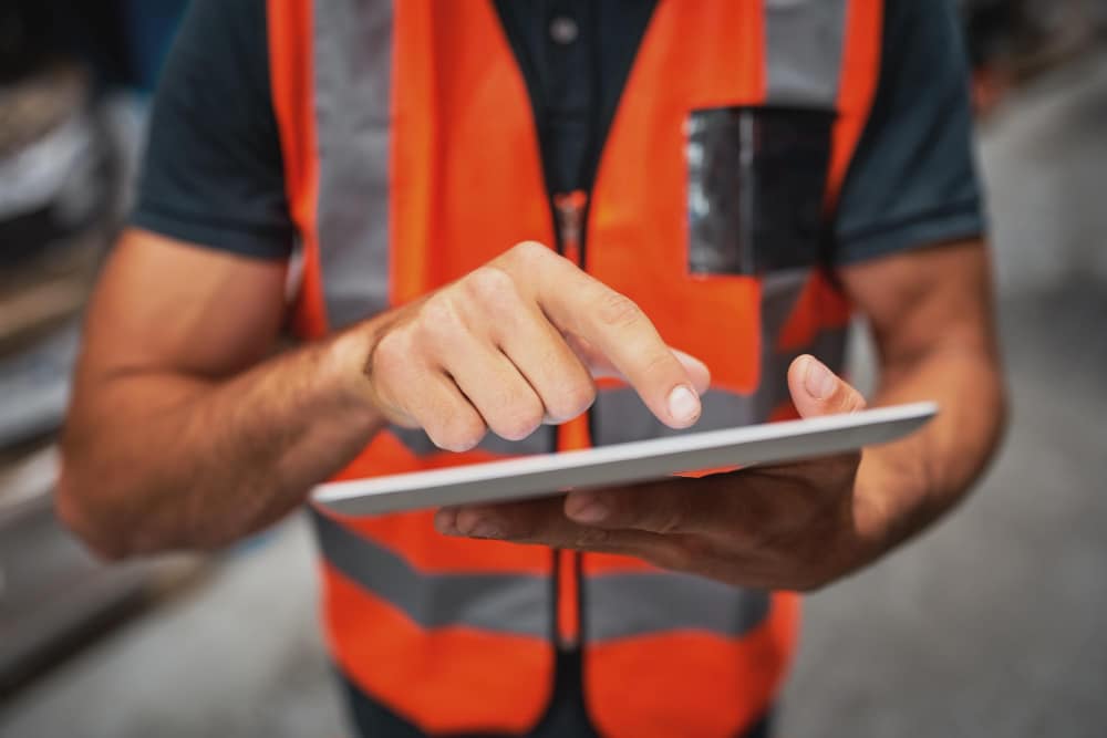 Gros plan sur la saisie d'une fiche d'intervention mobile sur tablette