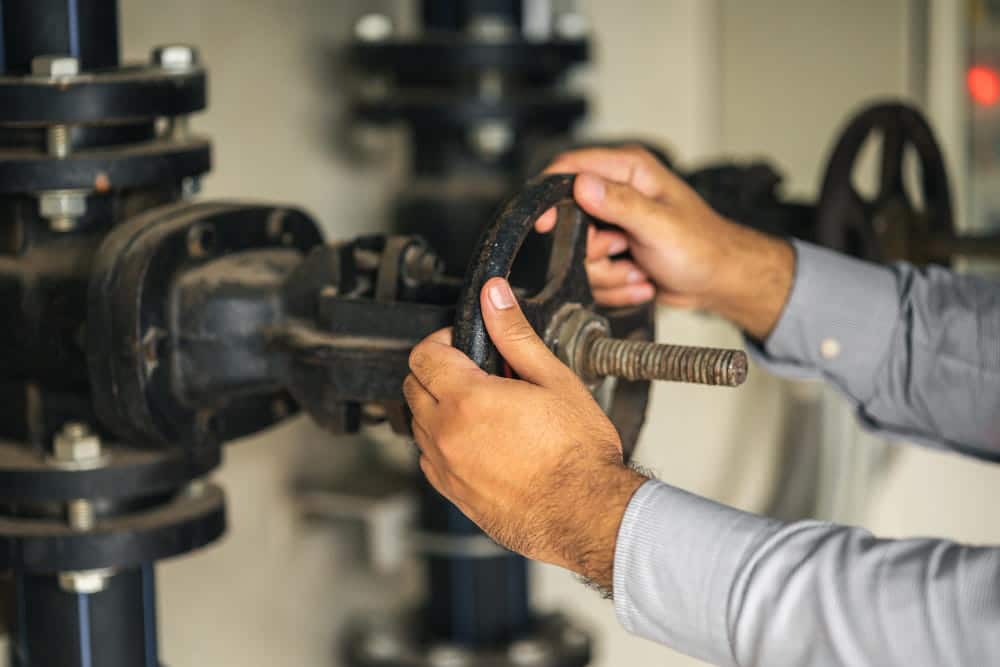Contrôle d’une vanne de pompe à eau selon une gamme de maintenance préventive